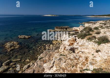 Wunderschönes Küstenpanorama der Insel Levan, Kroatien, umgeben von kristallklarem Adria-Wasser und reicher mediterraner Vegetation. Die felsige Küste Stockfoto