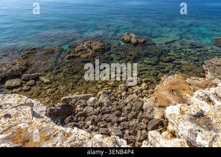 Wunderschönes Küstenpanorama der Insel Levan, Kroatien, umgeben von kristallklarem Adria-Wasser und reicher mediterraner Vegetation. Die felsige Küste Stockfoto