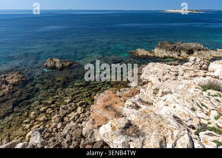 Wunderschönes Küstenpanorama der Insel Levan, Kroatien, umgeben von kristallklarem Adria-Wasser und reicher mediterraner Vegetation. Die felsige Küste Stockfoto
