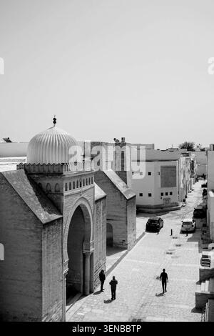 Außenansicht der Großen Moschee von Kairouan mit Kuppeldach und Steinarkade, ein wichtiges Beispiel für frühislamische Architektur in Tunesien Stockfoto