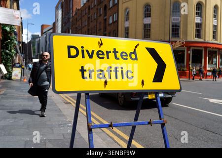 Umgelenktes Verkehrszeichen mit Linkspfeil. Gelbes deutsches Straßenschild mit Umleitung oder Umleitung. Liverpool UK 9. Juni 2026 Stockfoto