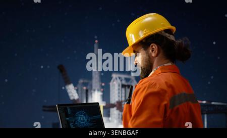 Überwachung des Betriebs mit KI, Ölkrisen und Offshore-Plattform-Engineering-Team mit Laptop. Einsatz von Deep-Learning-Systemen zur Erkennung von Anomalien, geopolitischen Konflikten und Teamkollegen Stockfoto
