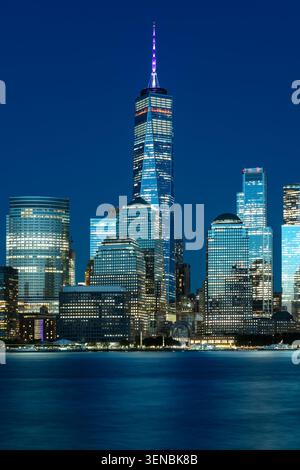 Ein spektakulärer nächtlicher Blick auf die Skyline von Downtown Manhattan von der anderen Seite des Hafens Stockfoto
