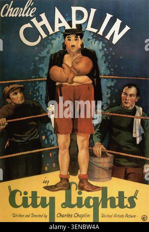 Farblithografie-Poster für den Film City Lights, der 1931 veröffentlicht wurde. Charlie Chaplin (1889–1977) wird als Tramp in einem Boxring dargestellt, flankiert von zwei Cornermen, um sein Meisterwerk des Stummkinos und der körperlichen Komödie zu fördern. Stockfoto