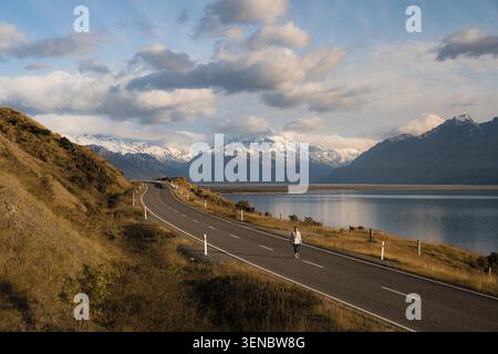 Aus der Vogelperspektive auf der Straße auf dem Lake Pukaki mit Mount Cook im Hintergrund, Neuseeland Stockfoto