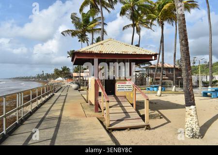 Manzanilla, Trinidad und Tobago - 12. Mai 2026 - Ein Wachturm am Strand von Manzanilla in Trinidad. Stockfoto