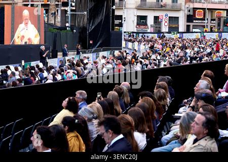BARCELONA, SPANIEN – 10. JUNI: Auf einer Riesenleinwand wird Papst Leo XIV. Bei einer Veranstaltung zur Einweihung des Turms Jesu Christi in der Basílica de la Sagrada Família am 10. Juni 2026 in Barcelona, Spanien, beobachtet. Papst Leo XIV. Unternimmt vom 6. Bis 12. Juni eine apostolische Reise nach Spanien und ist damit der erste päpstliche Besuch seit Papst Benedikt XVI. Im Jahr 2011. Während der Reise reist Papst Leo XIV. Nach Madrid, Barcelona und den Kanarischen Inseln Gran Canaria und Teneriffa. Viele seiner Engagements konzentrieren sich auf marginalisierte Gemeinschaften, junge Menschen und Migranten sowie auf Treffen mit MEMB Stockfoto