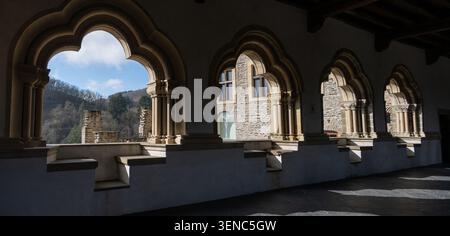 Panoramablick auf die gewölbte Galerie des Schlosses Vianden mit Blick auf die umliegende Landschaft in Vianden, Luxemburg. Stockfoto