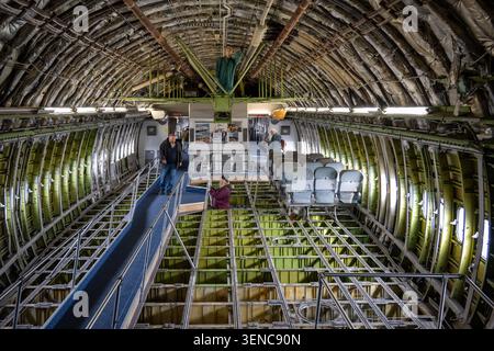 Speyer, Deutschland - 9. Februar 25: Weitwinkelansicht in einem abgeschnittenen Flugzeugrumpf mit Besuchersteg und freiliegender Struktur im Technik Museum Speyer, Sp Stockfoto
