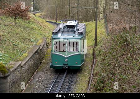 Königswinter, Deutschland - 22. Februar 25: Vorderansicht der Drachenfelsbahn auf ihrer Bergbahnstrecke in Königswinter, Nordrhein-Westfal Stockfoto