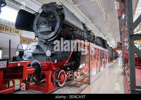 Speyer, Deutschland - 9. Februar 25: Vorderansicht der Dampflokomotive 03 098 im Technikmuseum Speyer in Speyer. Stockfoto