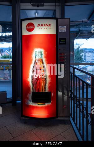 Königswinter, Deutschland - 22. Februar 25: Beleuchteter Coca-Cola-Automat in einem Transportgebiet in der Nähe von Königswinter und Schloss Drachenburg Stockfoto
