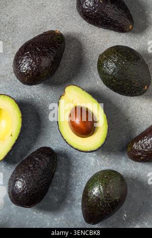 Bio-Rohgrüne Avocados in einem Haufen zu essen Stockfoto
