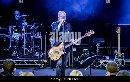 Glasgow UK, 10. Juni 2026, Peter Hook and the Light, Kelvingrove Bandstand, Glasgow. Credit Stephen Wilson Photography Stockfoto