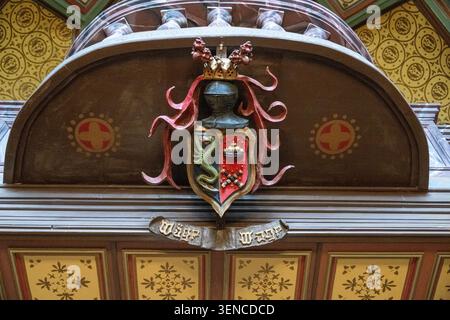 Königswinter, Deutschland - 22. Februar 25: Wappen und Zierinschrift im Schloss Drachenburg in Königswinter. Stockfoto