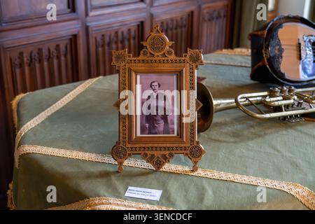Königswinter, Deutschland - 22. Februar 25: Stillleben mit einem gerahmten historischen Porträt und Messinginstrument im Schloss Drachenburg in Königswinter Stockfoto