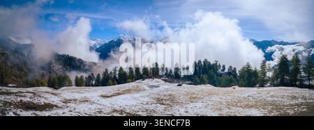 Panoramatischer Wintermorgen mit Wolkenmeer im Sainj-Tal, Himachal Pradesh-Himalaya. Majestätische schneebedeckte Gipfel des Großen Himalaya-Nationalparks Stockfoto