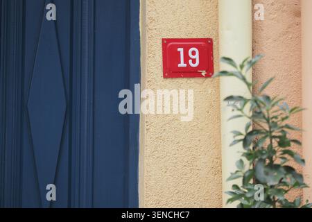 Haus Nr. 19 an einer Hauswand Stockfoto