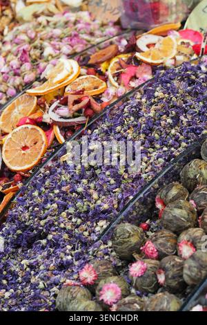 Getrocknete Kräuter oder Blumen für Tee, ausgestellt an einem Marktstand Stockfoto