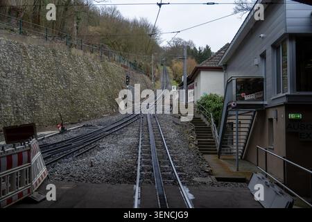 Königswinter, Deutschland - 22. Februar 25: Blick auf die Drachenfelsbahn-Zahnradbahn und Freileitungen in der Nähe des Bahnhofs in Königswinter, Nordrhein- Stockfoto