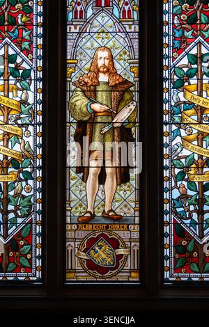 Königswinter, Deutschland - 22. Februar 25: Buntglas-Portraitfenster mit Albrecht Dürer, fotografiert im Schloss Drachenburg in Königswinter, Nein Stockfoto
