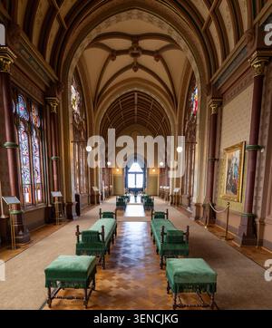 Königswinter, Deutschland - 22. Februar 25: Panoramablick auf einen dekorierten Flur mit Buntglasfenstern im Schloss Drachenburg in Königswinter, Norden Stockfoto