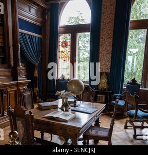 Königswinter, Deutschland - 22. Februar 25: Panoramablick auf eine möblierte historische Studie mit Schreibtisch und Globus im Schloss Drachenburg in Königswinter, Nort Stockfoto