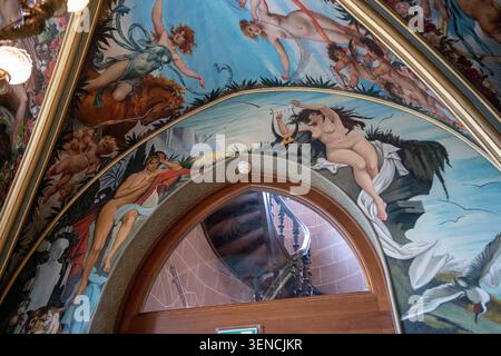 Königswinter, Deutschland - 22. Februar 25: Innenansicht eines gemalten Deckengemäldes über einem Bogengang im Schloss Drachenburg in Königswinter, Nordrhein-W Stockfoto