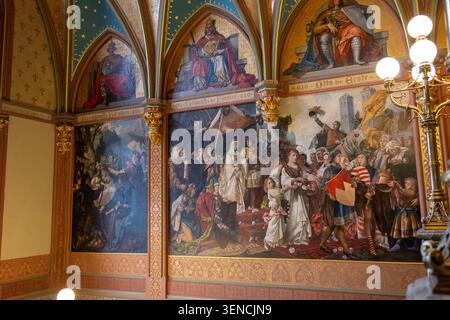 Königswinter, Deutschland - 22. Februar 25: Innenwand mit historischen Wandmalereien und Porträts im Schloss Drachenburg in Königswinter, Nordrhein- Stockfoto