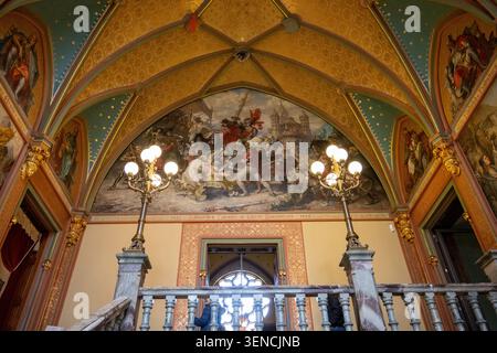 Königswinter, Deutschland - 22. Februar 25: Innenansicht eines gemalten Gewölbesaals mit Wandmalereien und Lampen im Schloss Drachenburg in Königswinter, Nord-RHI Stockfoto