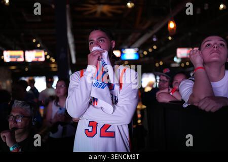 Die Öffentlichkeit sieht die NBA-Finals an, New York Knicks gegen San Antonio Spurs. Ein junger Mann in einem weiß-orangefarbenen Jersey hält ein Handtuch an sein Gesicht und blickt mit besorgtem Ausdruck nach unten. Quelle: Howard Weiss/Alamy Live News Stockfoto
