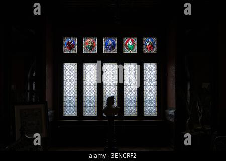 Königswinter, Deutschland - 22. Februar 25: Hinterleuchtete Buntglasfenster mit dekorativen Tafeln, fotografiert im Schloss Drachenburg in Königswinter, N Stockfoto