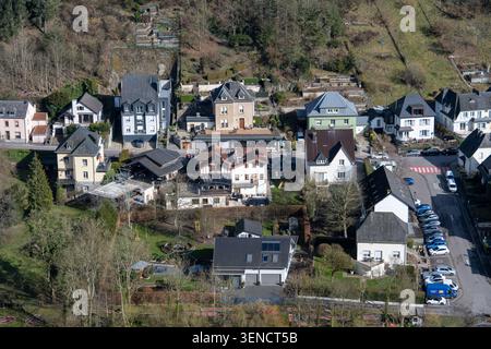 Hochwinkelansicht der Wohngebäude und Straßen in Vianden, Diekirch, Luxemburg, vom Schloss Vianden aus gesehen. Stockfoto