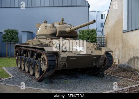 Diekirch, Luxemburg - 23. Februar 25: Vorderansicht eines restaurierten US-Panzers im Freien im Musée National d'Histoire Militaire, Diekirch, Luxembou Stockfoto