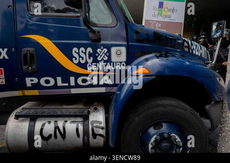 Ein Polizeifahrzeug steht am 9. Juni 2026 in der Nähe des Azteca-Stadions in Mexiko-Stadt. Mehrere Organisationen, die von Mitgliedern der mexikanischen Öffentlichkeit unterstützt werden, drohten mit Aktionen, die die FIFA-Weltmeisterschaft boykottieren würden, wobei sie die Behauptungen von Präsident Claudia Sheinbaum und FIFA-Präsident Gianni Infantino widerlegen, dass die Bedingungen im Land normal seien. Wenige Tage vor dem Eröffnungsspiel des Turniers im Azteca Stadium versammelten sich Demonstranten um den Veranstaltungsort und die Behörden schränkten den Zugang zum Gebiet ein. (Foto: Xavier Duarte/Middle East Images/StringersHub/SIPA USA) Stockfoto