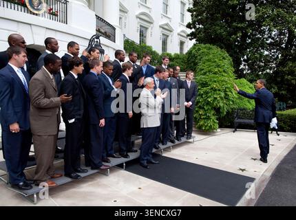 Präsident Barack Obama Wellen zu Trainer Roy Williams und von der Universität von North Carolina 2009 NCAA Men's Basketball Champions am Ende eine Zeremonie zu Ehren der Mannschaft an der südlichen Vorhalle des Weißen Hauses, 11. Mai 2009. Offizielle Weiße Haus Foto von Pete Souza. Stockfoto
