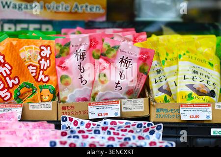Düsseldorf, Deutschland - 9. Juni 2026: Pakete von Ue Mochi Reis mit weichem Pflaumengeschmack im asiatischen Lebensmittelgeschäft, traditionelles japanisches Gebäck Stockfoto