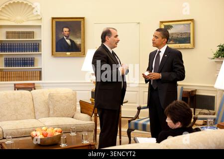 Präsident Barack Obama spricht mit Senior Advisor David Axelrod auf einer Mitarbeiterversammlung im Oval Office 12. Mai 2009. Sitzt Senior Advisor Valerie Jarrett. Offizielle Weiße Haus Foto von Pete Souza. Stockfoto