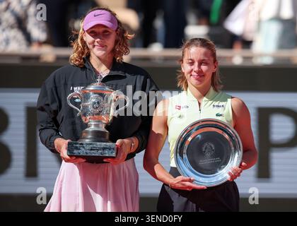 Grand-Slam-Champion Mirra Andreeva, der die Trophäe hält, posiert für Fotos mit Maja Chwalinska bei den French Open 2026, Roland Garros, Paris, Stockfoto