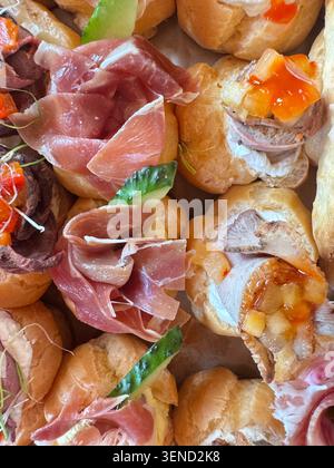 Nahaufnahme verschiedener Gourmet-Vorspeisen auf Brot mit Meeresfrüchten, Gemüse und dekorativem Mikrogrün für Hochzeiten, Partys oder Business-Events. Stockfoto