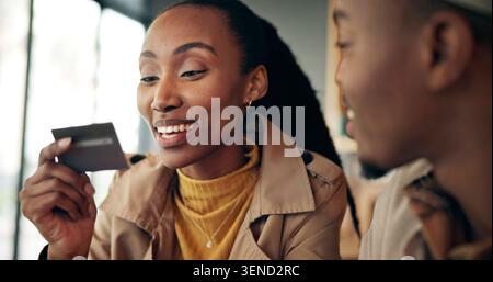 Frau, Paar und Kreditkarte für Zahlung im Café, Finanzierung oder Investition mit Kauf. Kennwort, Lesedetails oder Kontonummer für die Personenüberprüfung Stockfoto