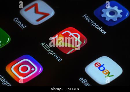 Iserlohn, Deutschland - 04. Juni 2026: Digitales Display zeigt Symbole für mobile Apps für beliebte Online-Dienste. Stockfoto