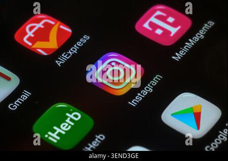 Iserlohn, Deutschland - 04. Juni 2026: Nahaufnahme eines Smartphone-Bildschirms mit beliebten Social Media- und Shopping-App-Symbolen. Stockfoto
