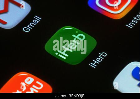 Iserlohn, Deutschland - 04. Juni 2026: Nahaufnahme des iHerb App-Symbols auf dem Smartphone-Bildschirm unter anderem. Stockfoto