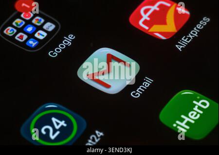 Iserlohn, Deutschland - 04. Juni 2026: Nahaufnahme des Smartphone-Bildschirms mit beliebten App-Symbolen wie Gmail und AliExpress. Stockfoto