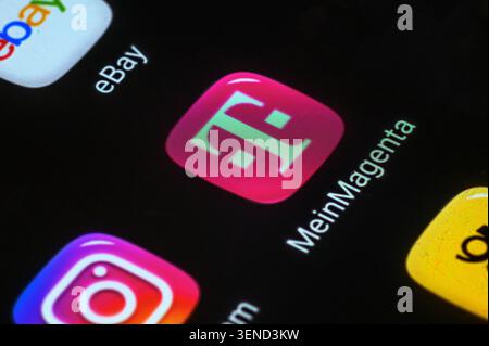 Iserlohn, Deutschland - 04. Juni 2026: Digitaler Bildschirm mit MeinMagenta, eBay und Instagram Anwendungssymbolen. Stockfoto