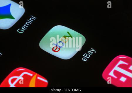 Iserlohn, Deutschland - 04. Juni 2026: Nahaufnahme des eBay App-Symbols auf einem Smartphone-Bildschirm. Stockfoto