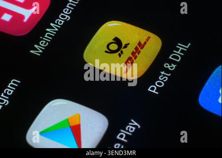 Iserlohn, Deutschland - 04. Juni 2026: Smartphone-Bildschirm mit Post- und DHL-, Telekom- und Google Play-App-Symbolen. Stockfoto