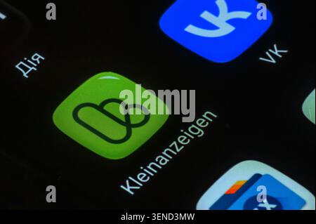 Iserlohn, Deutschland - 04. Juni 2026: Auf dem Bildschirm des Mobiltelefons werden Symbole für Social Media und Kleinanzeigen angezeigt. Stockfoto