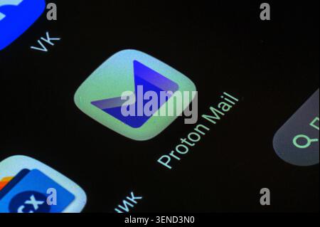 Iserlohn, Deutschland - 04. Juni 2026: Das Symbol der Proton Mail verschlüsselten E-Mail-App wird auf einem digitalen Bildschirm angezeigt. Stockfoto